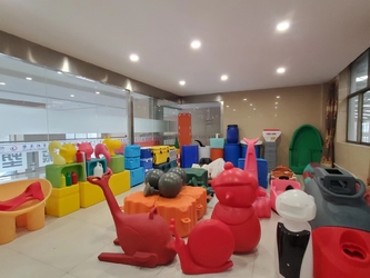 Changzhou Yingchuang Rotomolding Equipment Co,. Ltd linea di produzione del fabbricante